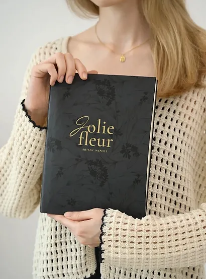 Еженедельник дат. 2026г. А5 88л 190x250 мм "Fleur" черный, иск.кожа, мягк.переплет, тонир.блок, скругл.углы, тисн.фольгой, цвет.обрез, 2 ляссе - фото 5