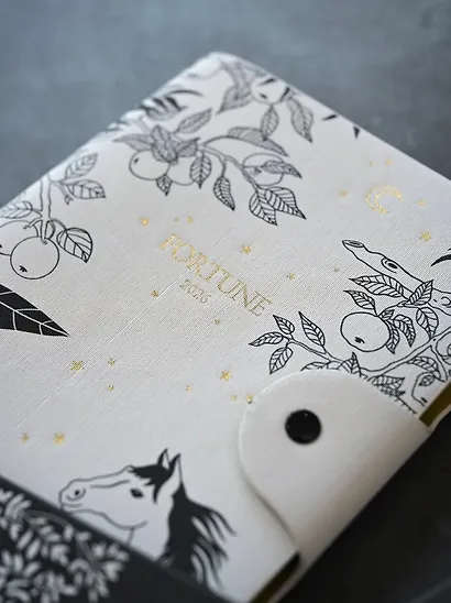 Ежедневник дат. 2026г. А5 176л 140x200 мм "Fortune" белый, иск.кожа, интегр.переплет, тисн.фольгой, полускр. спираль, тонир.блок, на кнопке - фото 3