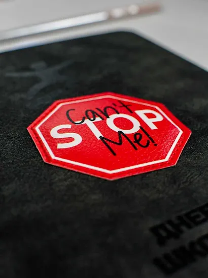 Дневник шк. "Меня не остановить" кожзам, тв.переплёт, аппликация, шелкография в две краски, блинт.тиснение, пантон, одно ляссе, загругл.углы, универс.шпаргалка - фото 6