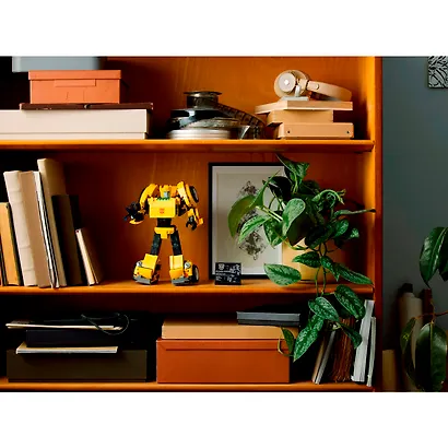 10338 Конструктор LEGO Icons Трансформеры: Робот Бамблби, 950 деталей, возраст 18+ - фото 13