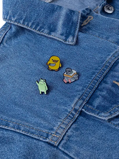 Набор металлических значков (3шт.) (Значок Лягушка Значок Уточка с ножом Значок Голубь с хлебом) (металл) (упаковка) - фото 6