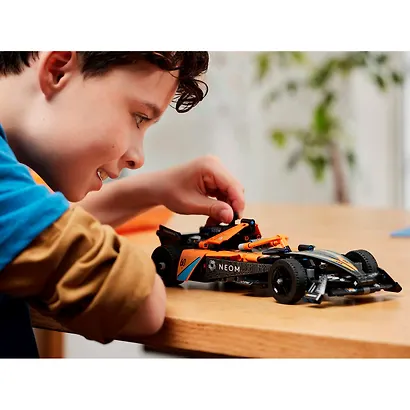 LEGO Technic: Гоночный автомобиль NEOM McLaren Formula E, 452 детали (42169) - фото 2