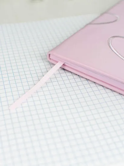 Дневник шк. "Розовые сердечки" кожзам, тв.переплёт, шелкография в одну краску, блинт.тиснение, пантон, одно ляссе, загругл.углы, универс.шпаргалка - фото 6