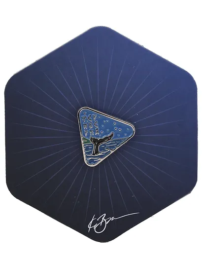 Значок ночь Териберка, Хвост кита в треугольнике (Мурманск) (мур З-202) - фото 1