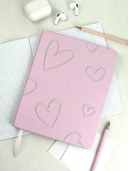 Дневник шк. "Розовые сердечки" кожзам, тв.переплёт, шелкография в одну краску, блинт.тиснение, пантон, одно ляссе, загругл.углы, универс.шпаргалка - фото 4