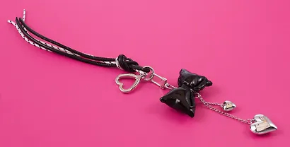 Брелок-обвес на сумку «Бантик черный с сердцем» - фото 4