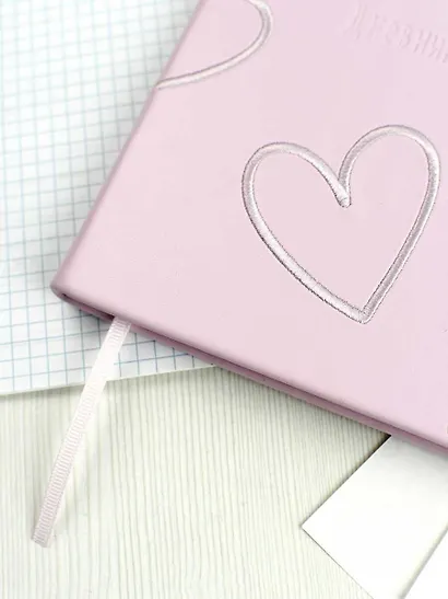 Дневник шк. "Розовые сердечки" кожзам, тв.переплёт, шелкография в одну краску, блинт.тиснение, пантон, одно ляссе, загругл.углы, универс.шпаргалка - фото 5