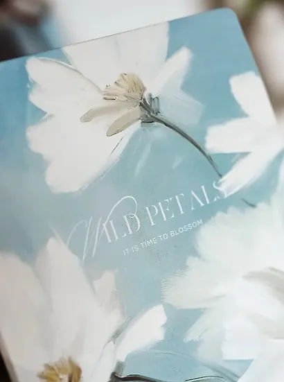 Еженедельник дат. 2026г. А5 88л 190x250 мм "Petals. Три цветка" иск.кожа, интегр.переплет, тонир.блок, шелкография, цвет.обрез, 2 ляссе, скругл.углы - фото 4