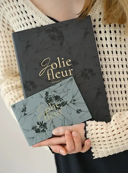 Еженедельник дат. 2026г. А5 88л 190x250 мм "Fleur" черный, иск.кожа, мягк.переплет, тонир.блок, скругл.углы, тисн.фольгой, цвет.обрез, 2 ляссе - фото 13