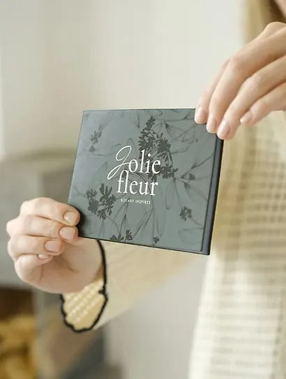 Еженедельник дат. 2026г. А6 64л 160x105 мм "Fleur" серый, иск.кожа, карманный, горизонтальный, мягк.переплет, тонир.блок, тисн.фольгой, цвет.обрез - фото 5