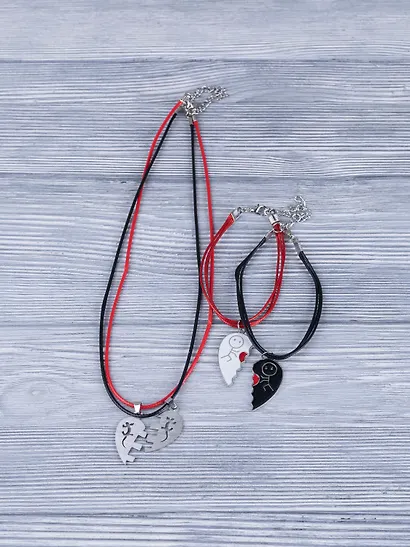 Набор парных браслетов и кулонов Половинки сердца (Набор парных браслетов с подвеской Половинки сердца+Набор парных кулонов Половинки сердца) (текстиль, металл) - фото 9