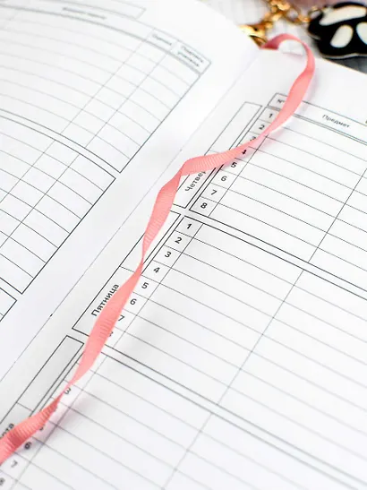 Дневник шк. "Брюнетка с собачкой" кожзам, тв.переплёт, поролон, полноцв.печать, одно ляссе, загругл.углы, брелок, универс.шпаргалка - фото 6