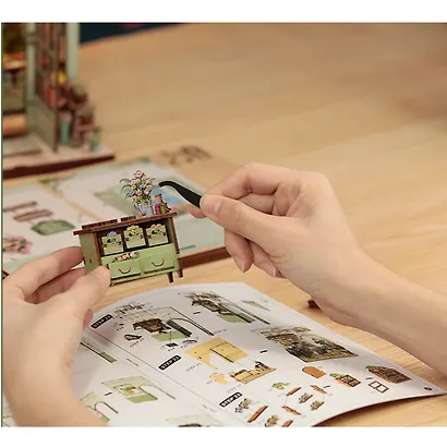 CWGC201 Конструктор интерьерный  – сборный домик CuteBee - Магазин цветов "Елисейские Поля", 199 деталей (материалы: дерево, картон, пластик, металл), со световыми эффектами (подсветка интерьера), с питанием от 2хААА батареек (не включены), серия DIY, воз - фото 2