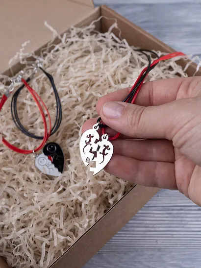 Набор парных браслетов и кулонов Половинки сердца (Набор парных браслетов с подвеской Половинки сердца+Набор парных кулонов Половинки сердца) (текстиль, металл) - фото 7