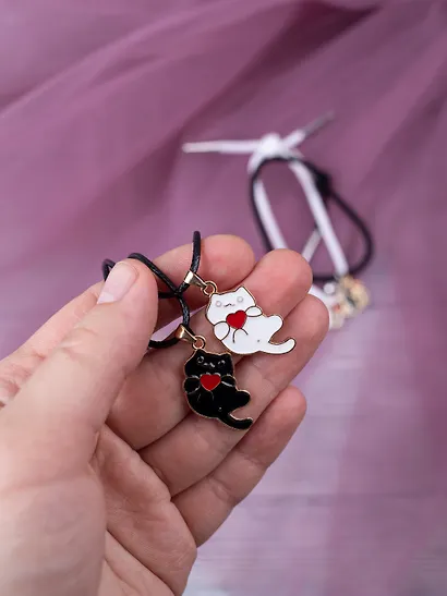 Набор парных браслетов и кулонов Котики (Набор парных браслетов с подвеской Котики+Набор парных кулонов Котики с сердечком) (текстиль, металл) - фото 4