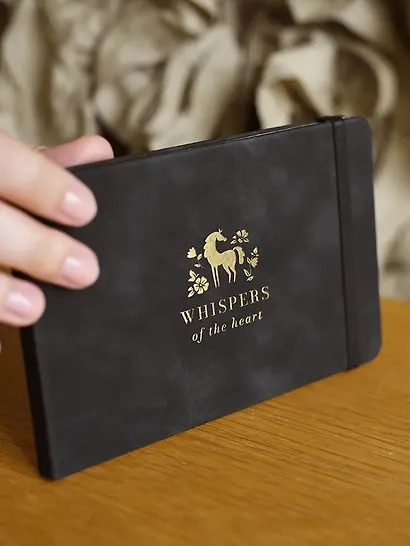 Еженедельник дат. 2026г. 64л 160x105 мм "Grace" черный, иск.кожа, тв.переплет, горизонт.карманный, тисн.фольгой, резинка, скругл.углы - фото 4