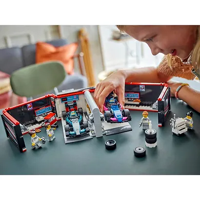 LEGO City: Гараж F1 и машины Mercedes-AMG и Alpine, 678 деталей (60444) - фото 11