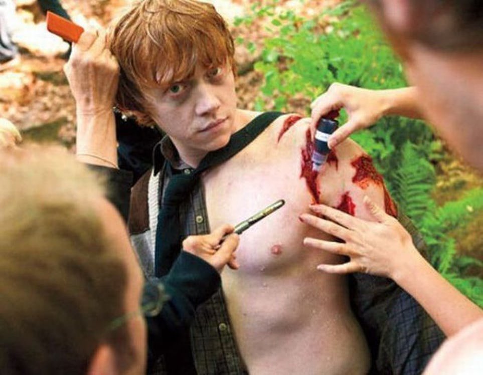 Рону Уизли наносят грим шрамы на съемках фильма про Гарри Поттера