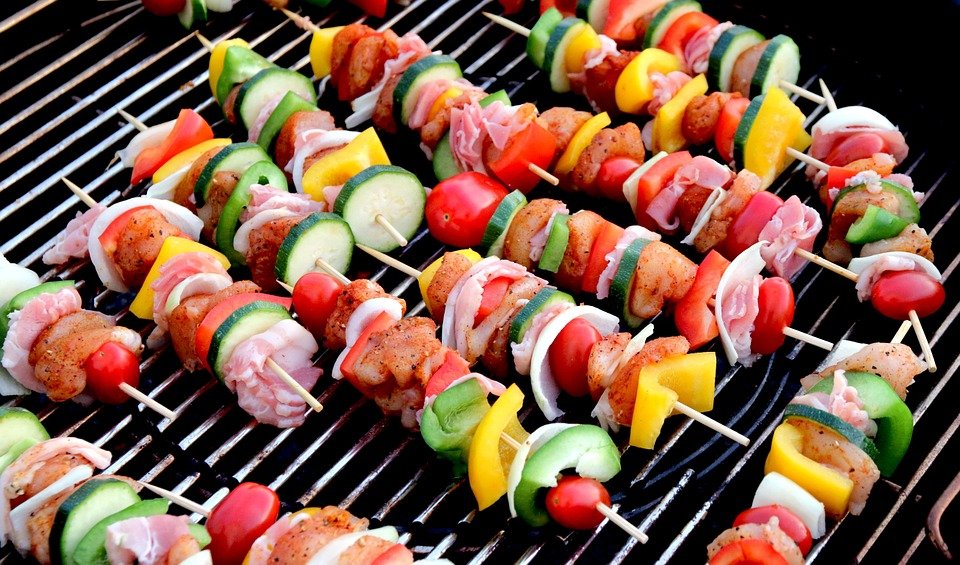 шашлык мясо овощи на решетке.jpg