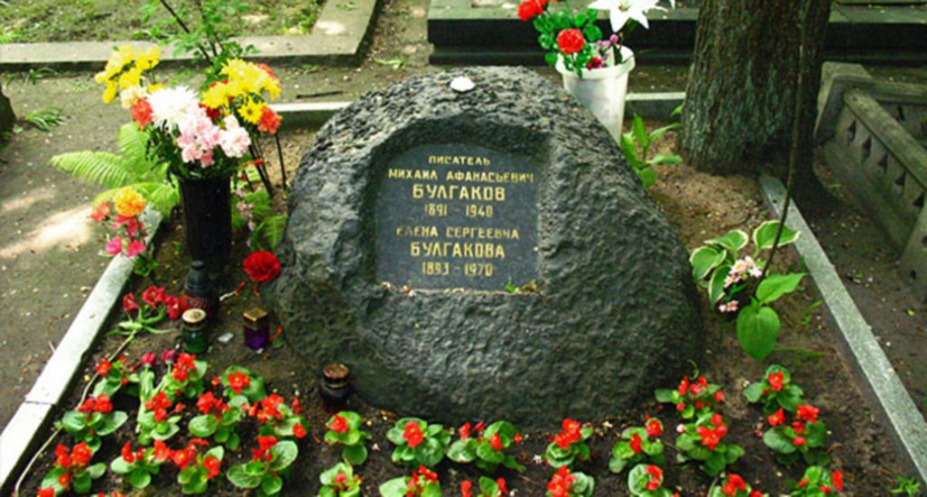 Кто написал похороните. Могила Булгакова Михаила Афанасьевича. Могила Михаила Булгакова на Новодевичьем кладбище.
