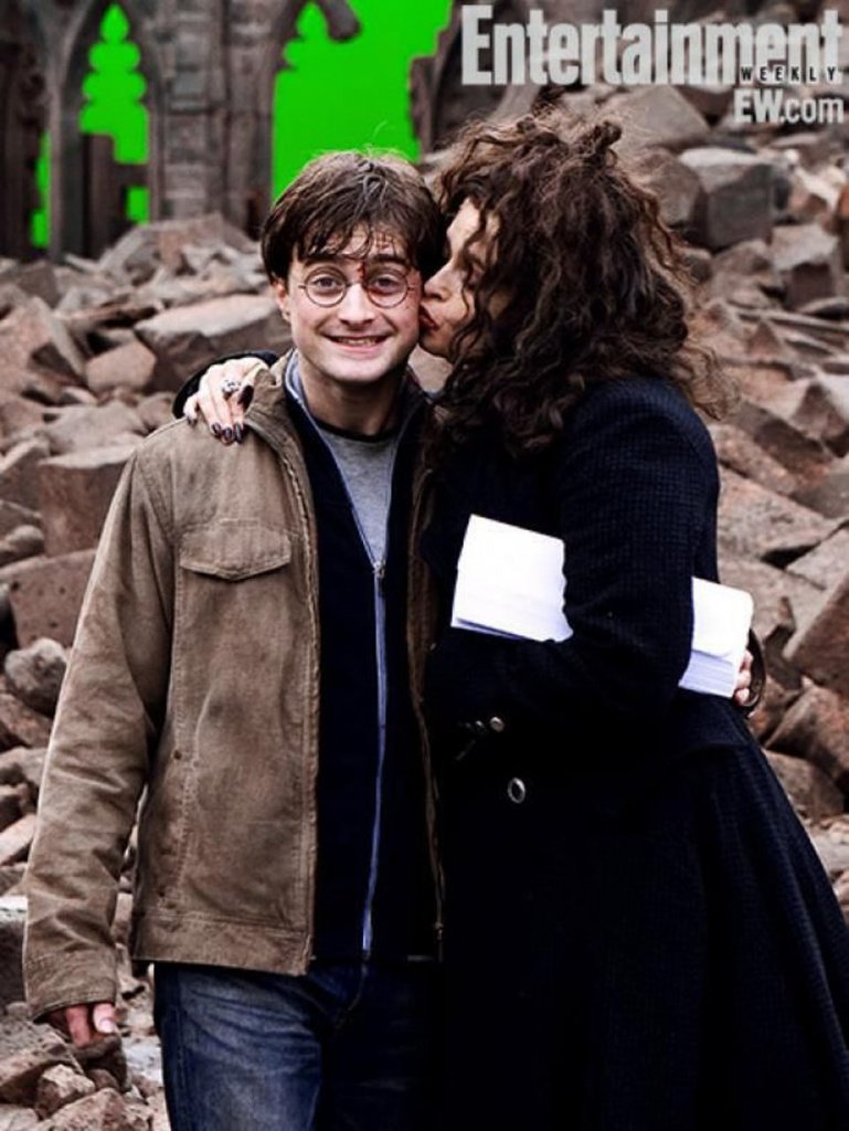 Беллатриса Лестрейндж целует Гарри Поттера кадр со съемок фильма
