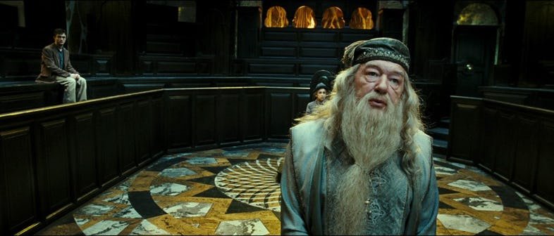 Дамблдор и Гарри Поттер на дисциплинарном слушании кадр из фильма.jpg