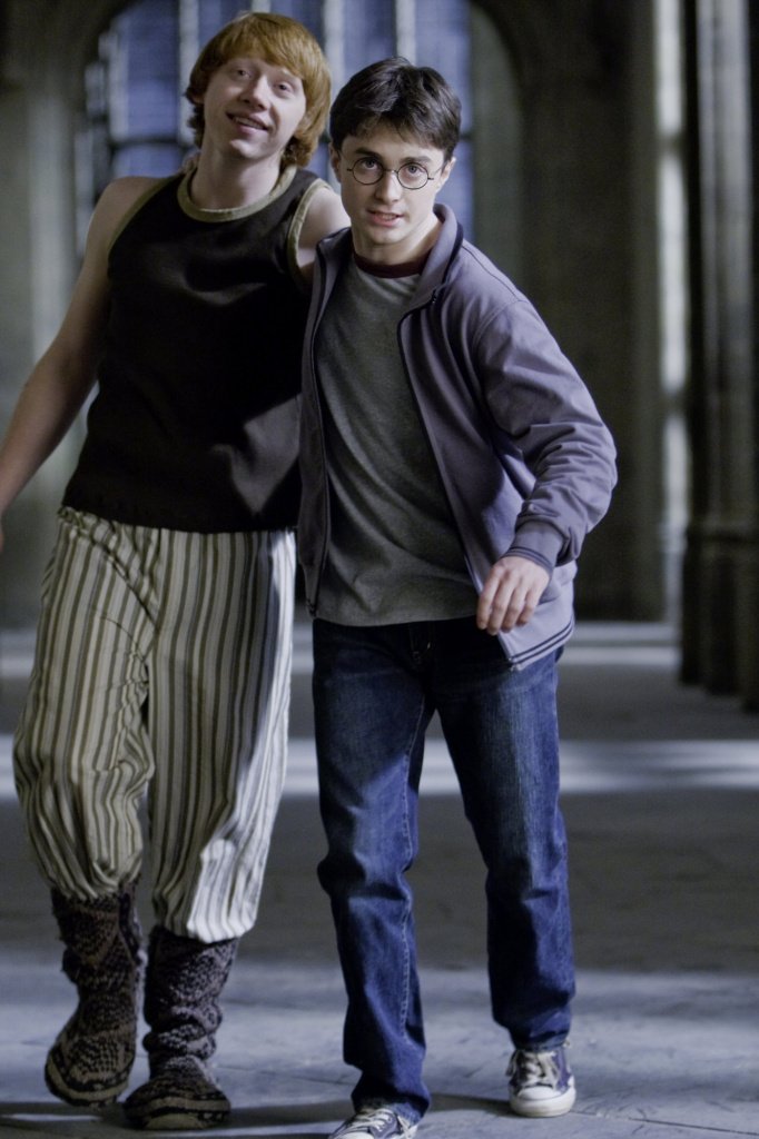 Любовное зелье Гарри Поттер и Рон Уизли кадр фильма принц-полукровка
